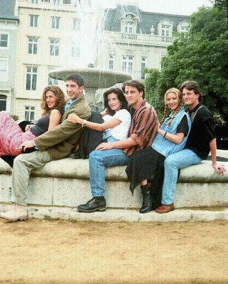 Друзья c. Друзья сериал на диване у фонтана. Friends фонтан. Фонтан из сериала друзья. Фонтан из заставки сериала друзья.